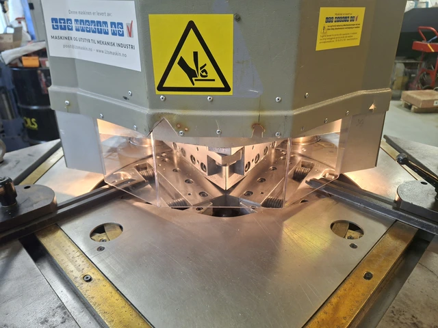 Hydraulisk stanse VHKM 2006 Durmazlar 2x400v År: 2003 