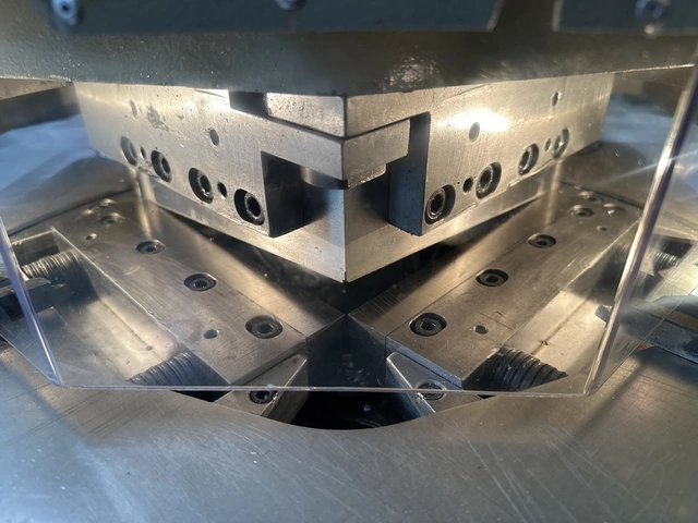 Hydraulisk stanse VHKM 2006 Durmazlar 2x400v År: 2003 