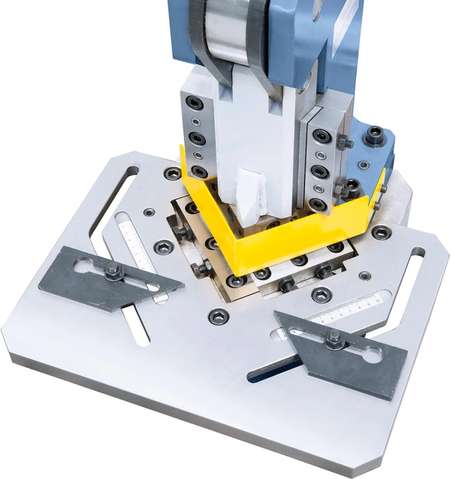 AK 100  Manuell stanse Bernardo 
